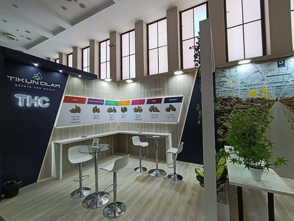 Plouto Tikun Olam Ekthesiako Periptero 22