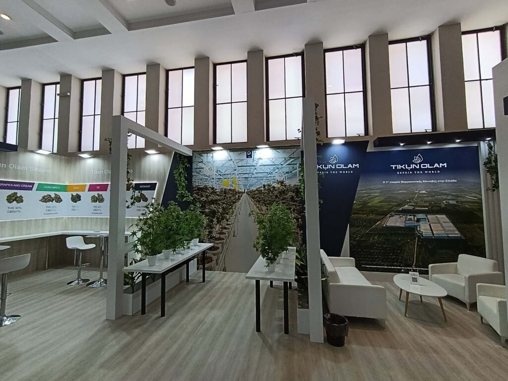 Plouto Tikun Olam Ekthesiako Periptero 23