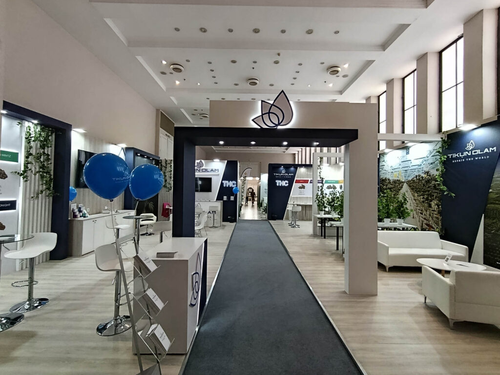 Plouto Tikun Olam Ekthesiako Periptero 24